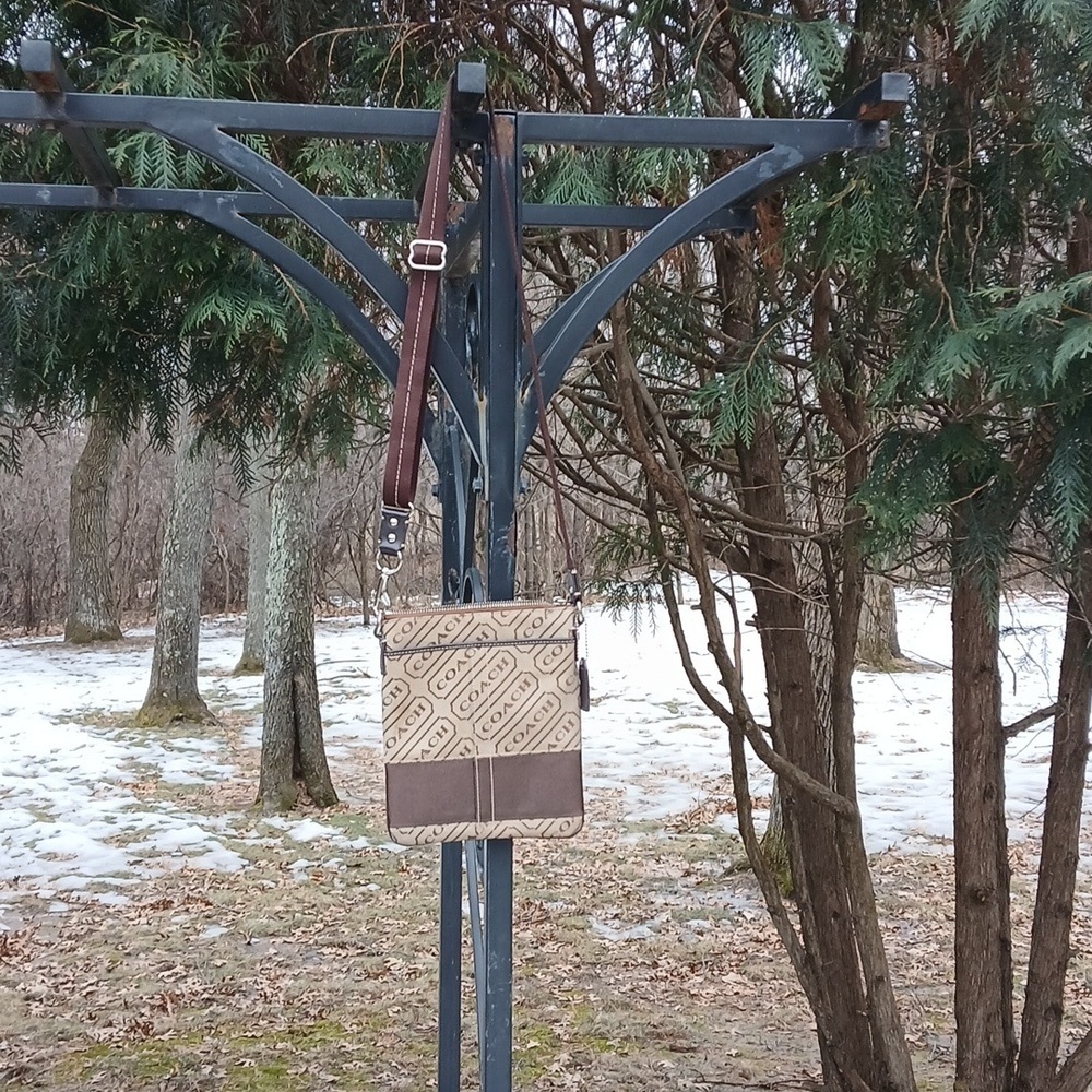 Coach Signature Stripe crossbody swingpack bag. - Picture 11 of 12